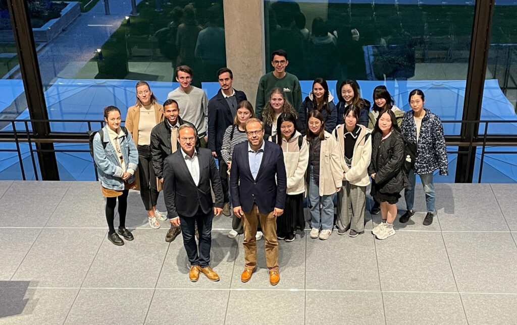Raimund Haser MdL (vorne links) mit Prof. Dr. Carsten Herbes (Hochschule für Wirtschaft und Umwelt Nürtingen-Geislingen, vorne rechts) und den Teilnehmern der deutsch-japanischen Summer School im Landtag von Baden-Württemberg