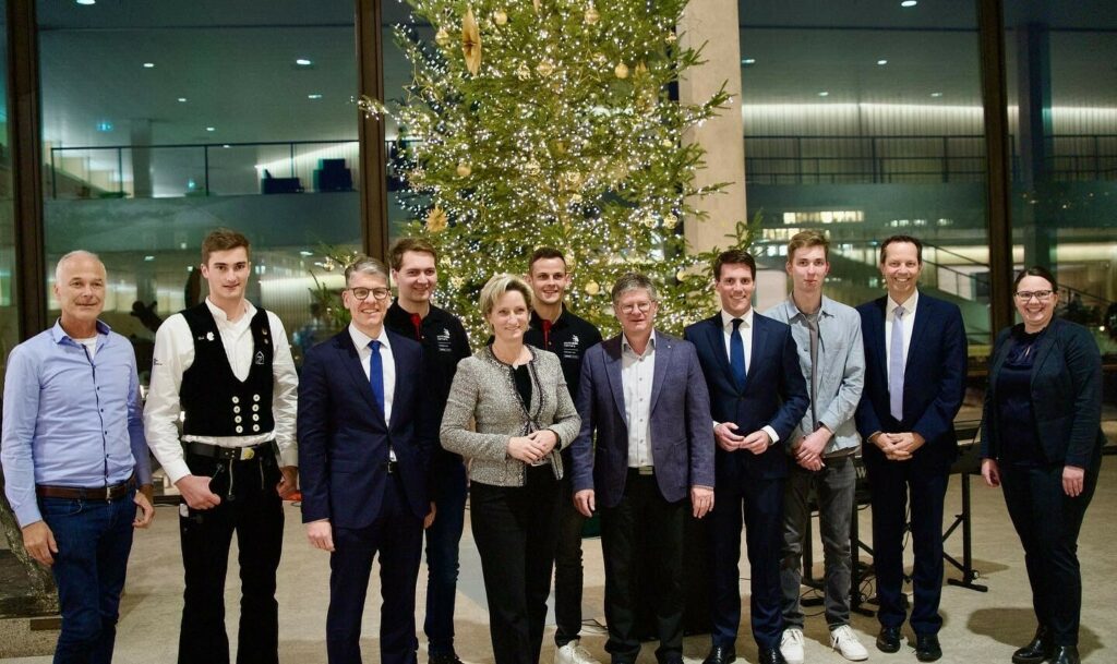 Die baden-württembergischen Teilnehmer der "Berufe-WM" WorldSkills mit den Abgeordneten Manuel Hagel, Thomas Dörflinger und Katrin Schindele sowie Wirtschaftsministerin Dr. Nicole Hoffmeister-Kraut.