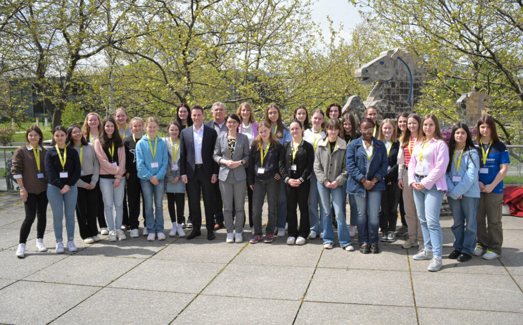 Die Teilnehmerinnen des Girls Day mit mehreren Abgeordneten